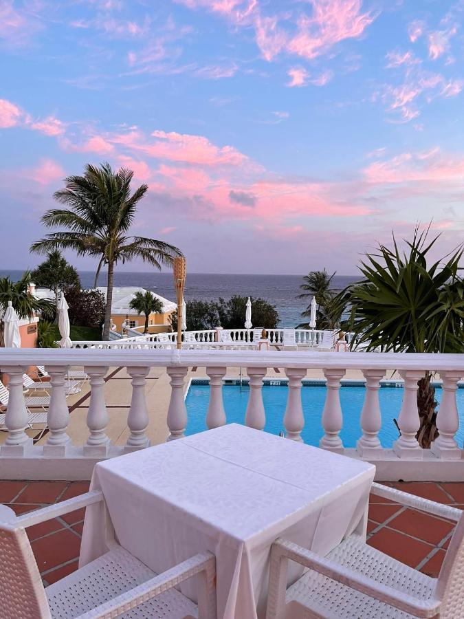 Coco Reef Bermuda 3*