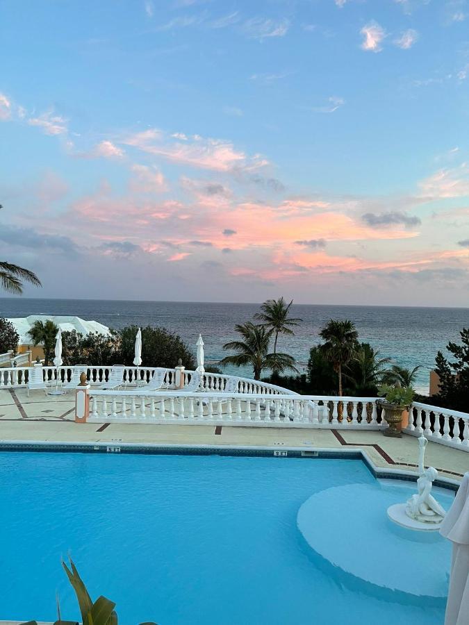 Coco Reef Bermuda Hotel 3*
