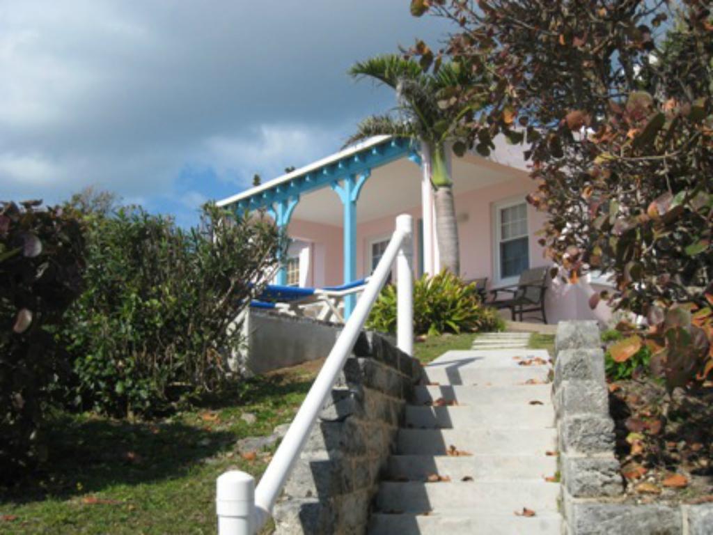 Grape Bay Cottages Chalet