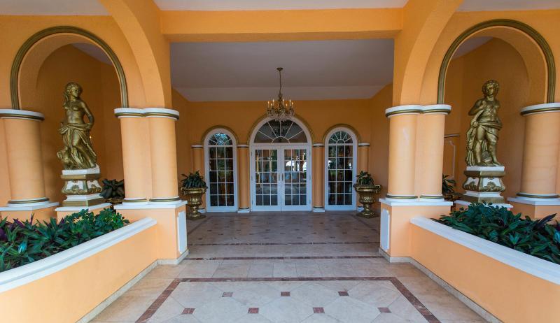 Coco Reef Bermuda Hotel